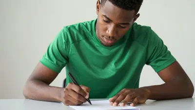 De 23-jarige Nigeriaanse vleugelspeler Tunde Akinsola heeft een vierjarig contract getekend bij Cercle Brugge, na een...